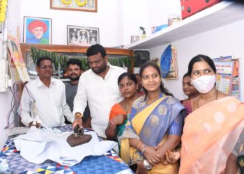 తాండూరు పట్టణంలో చేపట్టిన ‘గల్లి గల్లికి పైలట్‌’ కార్యక్రమం పర్యటనలో ఎమ్మెల్యే పైలట్‌ రోహిత్‌ రెడ్డి