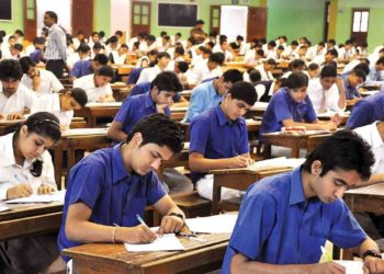 పరీక్ష రాసేందుకు అనుమతి నిరాకరణ.. కలెక్టర్‌ జోక్యం కోరుతున్న అభ్యర్ధులు