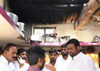 తాండూరు పట్టణం ఇందిరానగర్‌లో అగ్ని ప్రమాద బాధిత కుటుంబాన్ని పరామర్శిస్తున్న ఎమ్మెల్యే రోహిత్‌ రెడ్డి