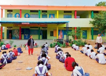 విధులకు గైర్హాజరైన ఉపాధ్యాయులకు మెమోల జారీకి ఆదేశాలు