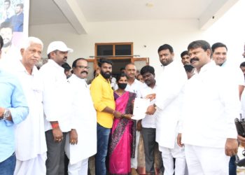 సీఎం రిలీఫ్ ఫండ్ చెక్కులు పంపిణీ చేసిన ఎమ్మెల్యే