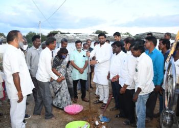 అభివృద్ధి పనులకు శంకుస్థాపన చేసిన ఎమ్మెల్యే