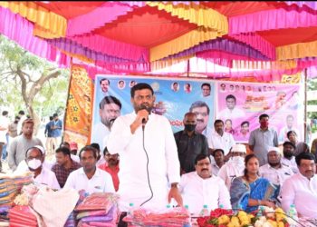 బతుకమ్మ చీరల పంపిణీని ప్రారంభించిన ఎమెల్యే రోహిత్‌ రెడ్డి