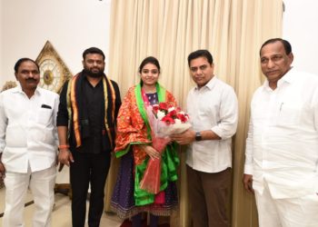 మంత్రి కేటీఆర్‌ను కలిసిన సివిల్స్‌ ర్యాంకర్‌ మేఘన