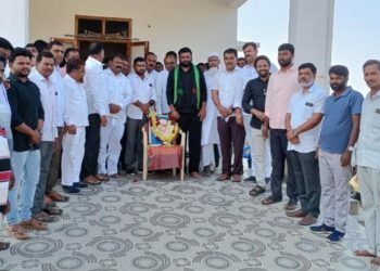 అంబేడ్కర్ చిత్రపటానికి ఎమ్మెల్యే పైలట్ నివాళి