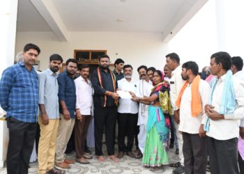 ముఖ్యమంత్రి సహాయనిధి చెక్కులను పంపిణీ చేసిన ఎమ్మెల్యే