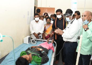 ఆస్పత్రిలో చికిత్స పొందుతున్న వారికి ఎమ్మెల్యే పరామర్శ