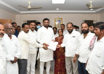 కబ్జాదారుల నుంచి ప్రభుత్వ భూమిని కాపాడాలని ఎమ్మెల్యేకు వినతి