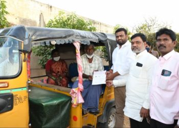 సీఎం రిలీఫ్ ఫండ్ అందజేసిన ఎమ్మెల్యే