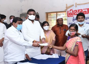 కల్యాణలక్ష్మి చెక్కులను పంపిణీ చేసిన ఎమ్మెల్యే పైలట్