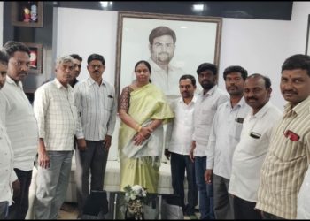 జెడ్పీటీసీ ప్రమోదినిని కలిసిన ఫీల్డ్ అసిస్టెంట్లు
