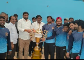 క్రికెట్ టోర్నమెంట్ విజేత జట్టుకు బహుమతుల ప్రదానం