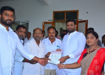 సీఎం రిలీఫ్ ఫండ్ పేదలకు వరం: ఎమ్మెల్యే పైలట్