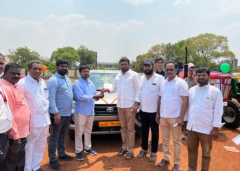 దళితబంధు లబ్ధిదారులకు ట్రాక్టర్లు, కార్లు పంపిణీ