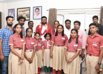 శ్రీ చైతన్య విద్యార్థులకు ఎమ్మెల్యే అభినందనలు