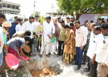 సమస్యల పరిష్కారంలో నిర్లక్ష్యం వహించొద్దు: ఎమ్మెల్యే పైలట్