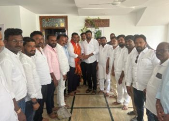 ఎమ్మెల్యేను కలిసిన గ్రంథాలయ సంస్థ చైర్మన్